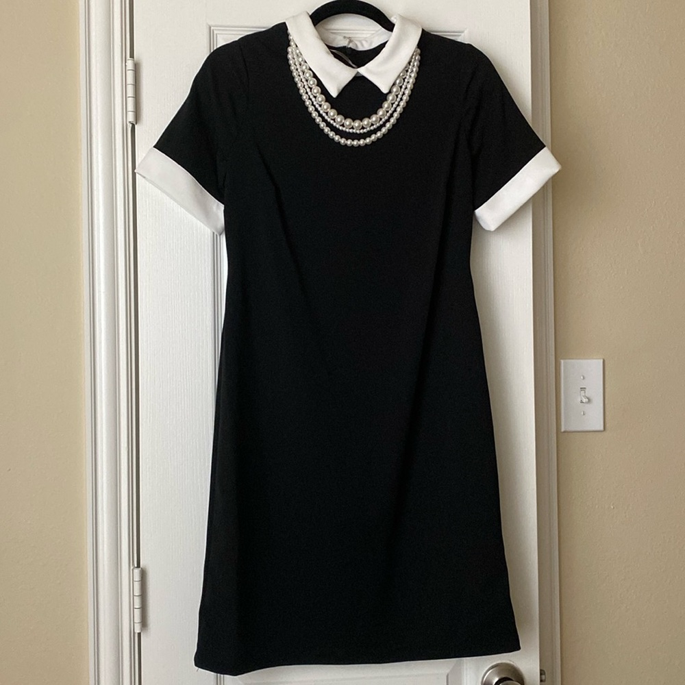LBD Pearl necklace detail front collar